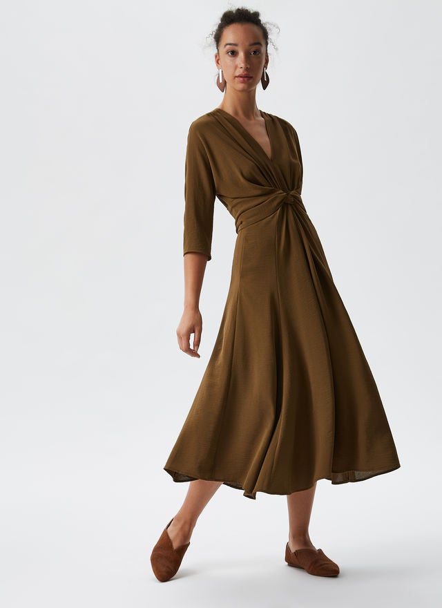 Vestido de escote cruzado con detalle de nudo en la cintura, de Adolfo Domínguez (188 euros).