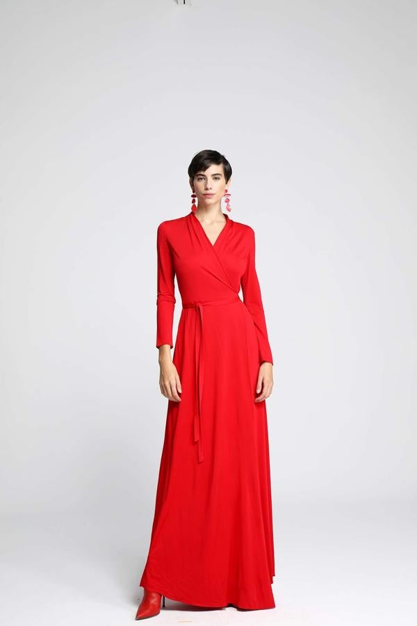Maxi vestido rojo de fiesta con silueta 'wrap' escote cruzado de Dolores Promesas (349.95 euros).