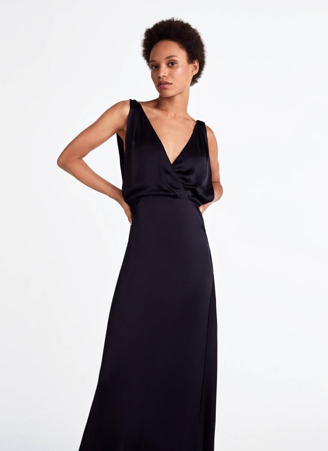 Vestido de fiesta azul noche con cuerpo en satén con escote cruzado de Uterqüe (159 euros).