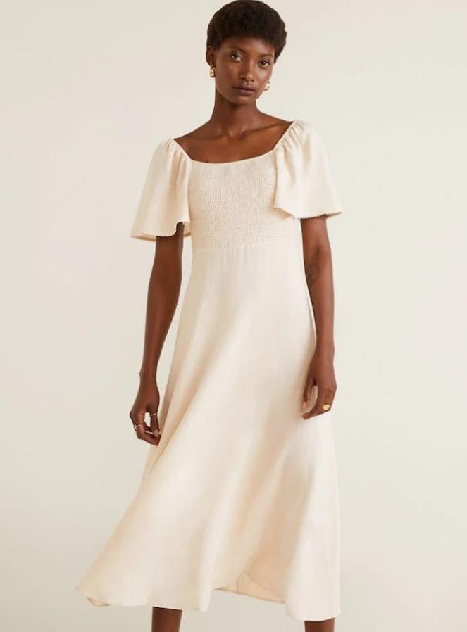 ¿Quieres ser una novia sencilla? Este vestido de lino a media pierna con fruncido en el pecho es una opción ideal. Vestido de Mango, (39,99 euros).