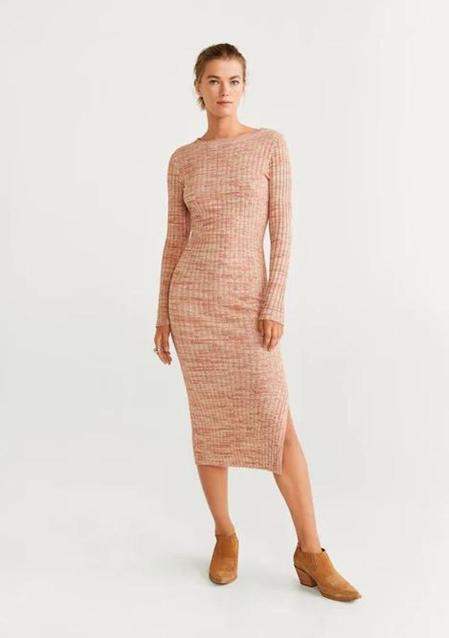 De canalé, de largo midi y manga larga de la nueva colección de Mango (29,99 euros).