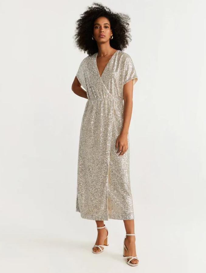 ¿Eres una enamorada de los paillettes? Si la respuesta es sí (nosotras también), ¿qué mejor que el día de tu boda para brillar más que nunca? Vestido de Mango, (89,99 euros).