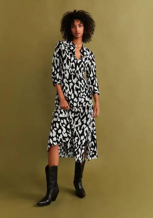 De corte camisero con animal print en blanco y negro (29,99 euros).