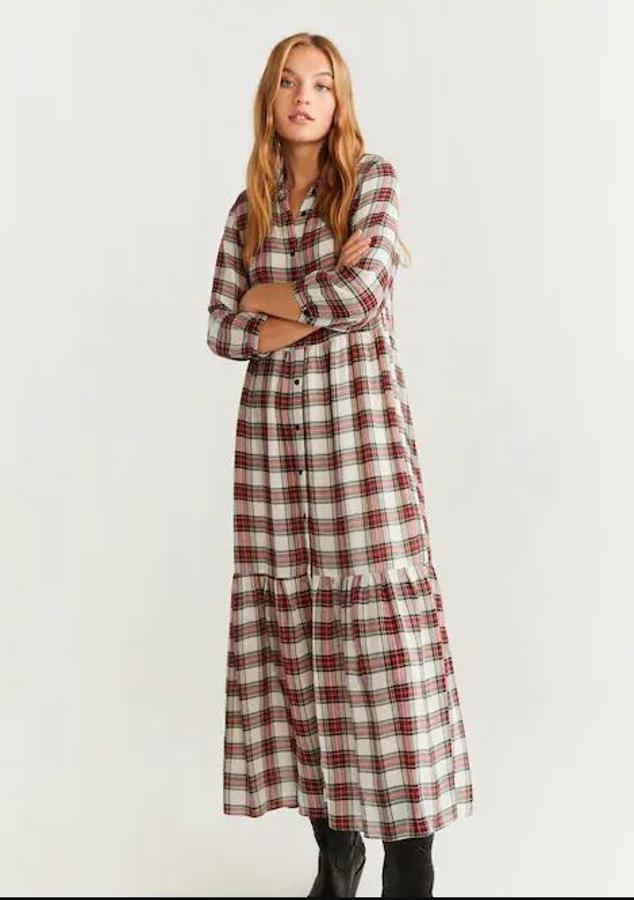 Los cuadros serán tendencia este otoño y este vestido, además de cómodo, te hará ir a la moda (49,99 euros).