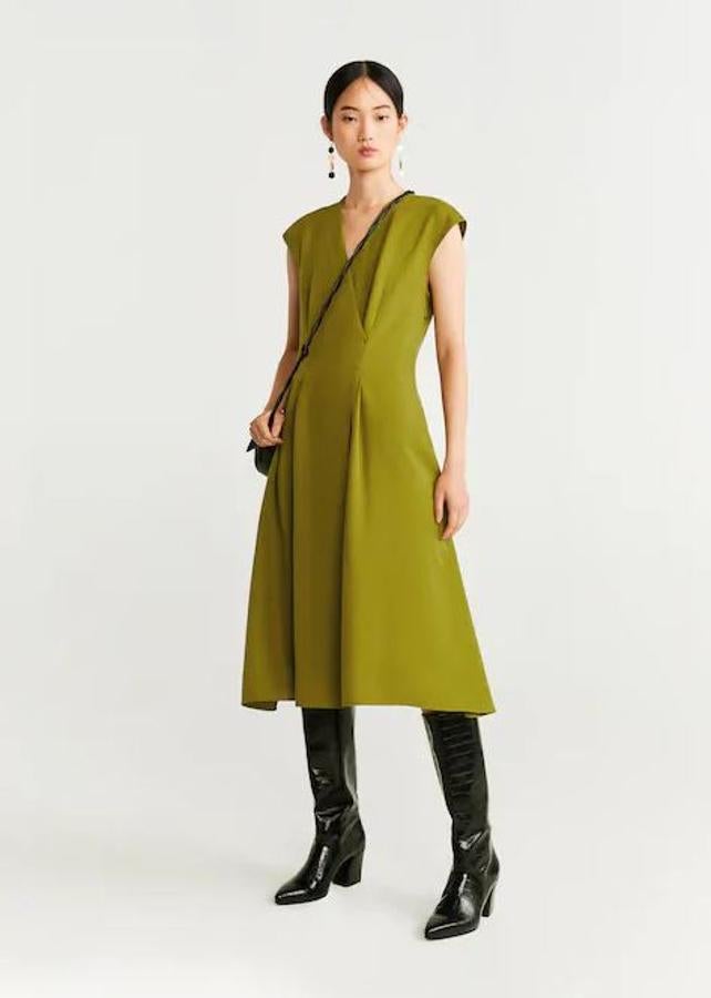 Un look de oficina de 10. Este vestido minimalista, en verde pistacho, te convertirá en la más estilosa de tu trabajo (49,99 euros).