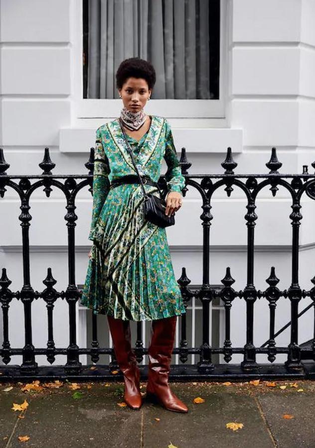 Con estampado de pañuelo y la falda plisada (59,99 euros).