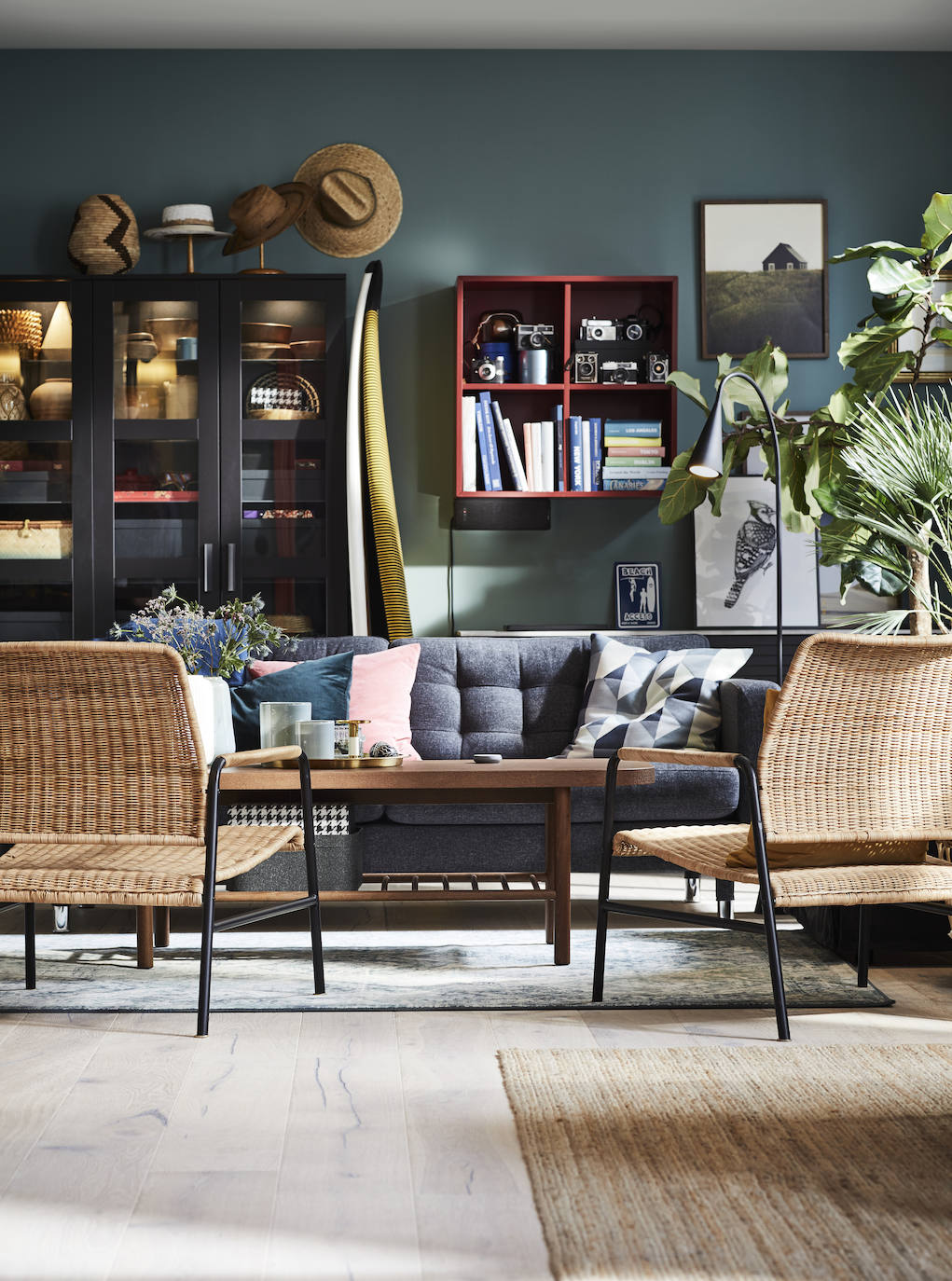 Los elementos naturales como la madera, la rafia o el ratán se convierten en protagonistas de este salón que derrocha calidez en cada rincón.