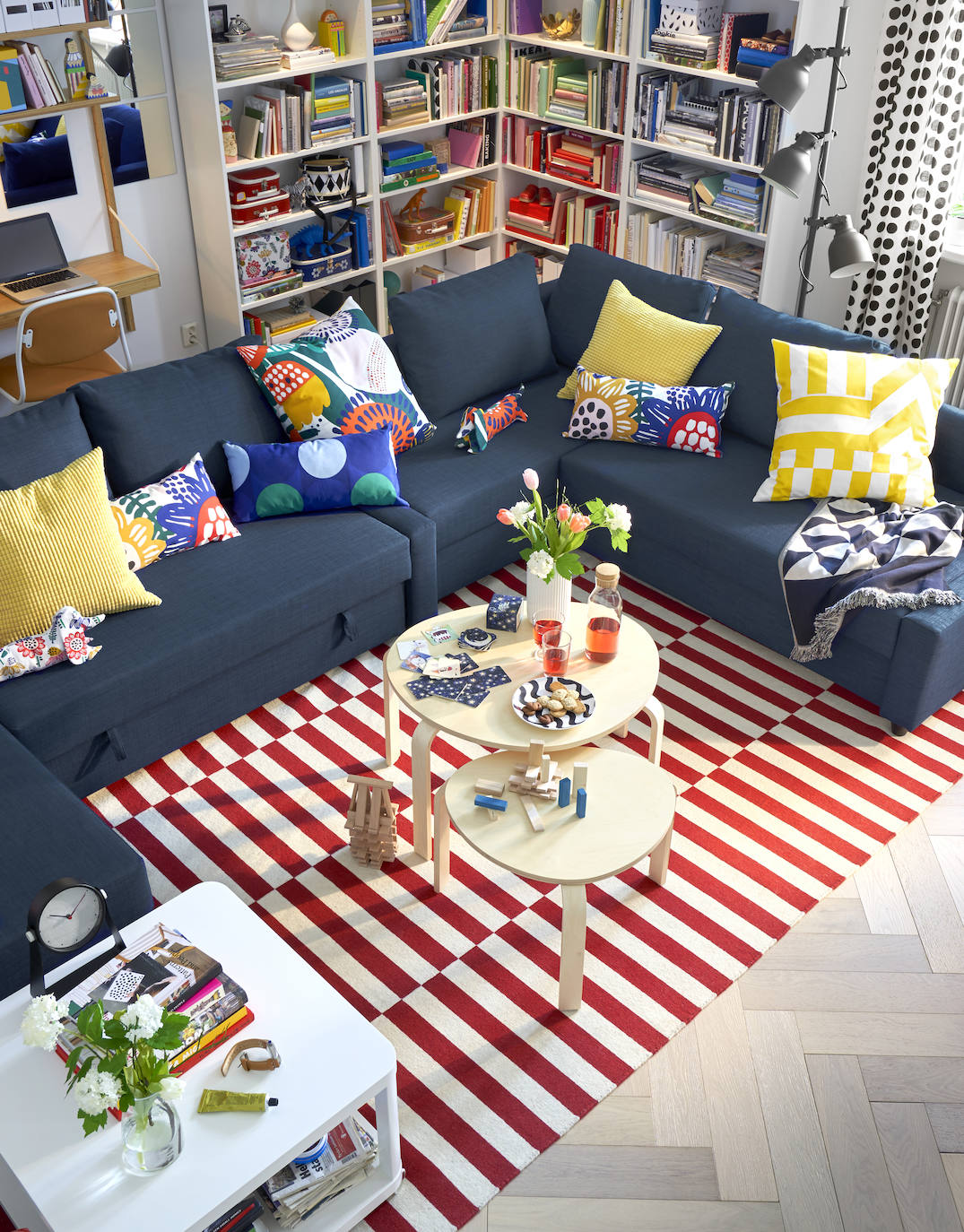 Y de los tonos naturales, a una explosión de color en un salón perfecto para una vivienda urbana, joven y llena de vida.