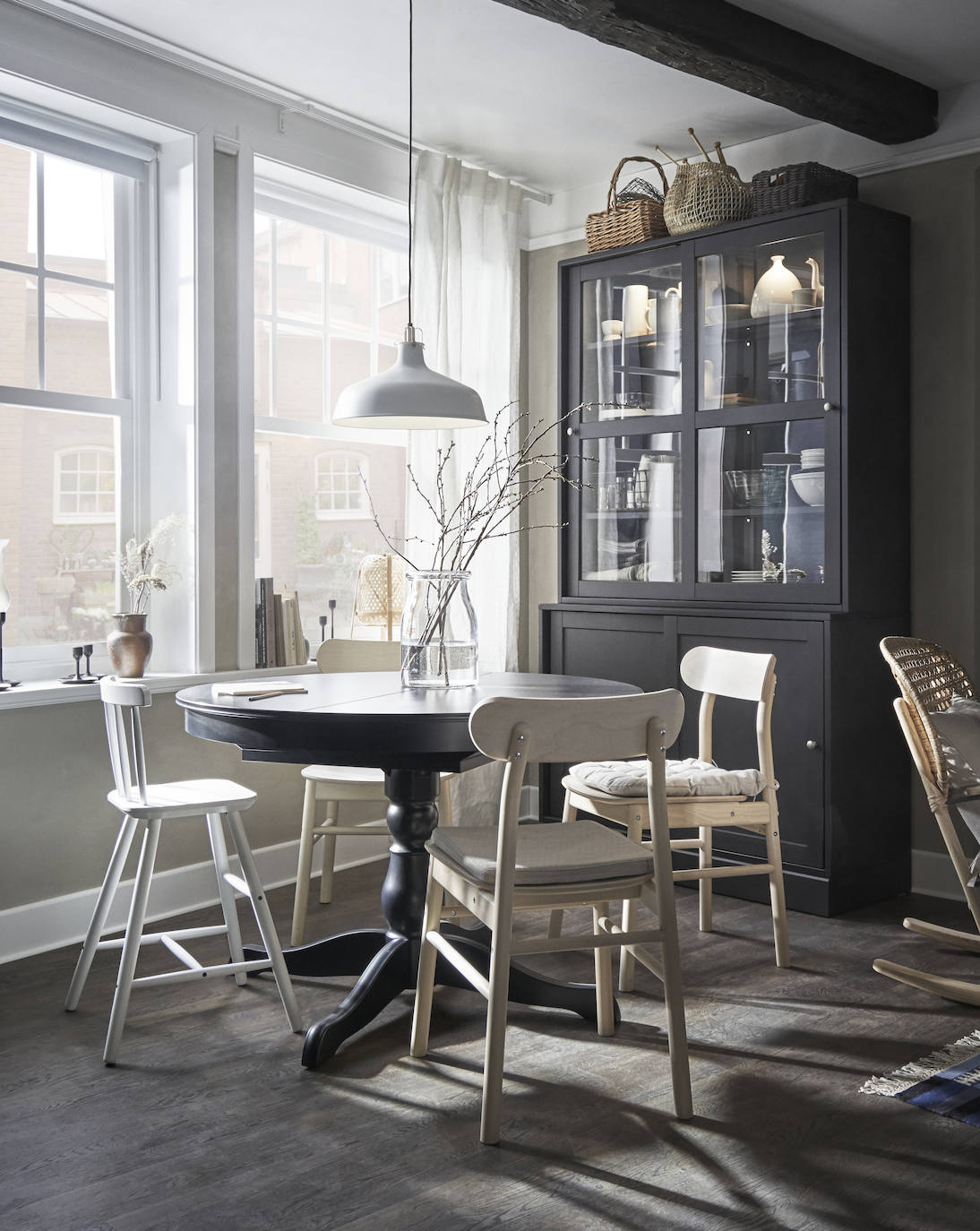 Si buscas un salón comedor elegante y que no pase nunca de moda, te vas a enamorar inmediatamente de este rincón que nos proponen en el nuevo catálogo de IKEA.