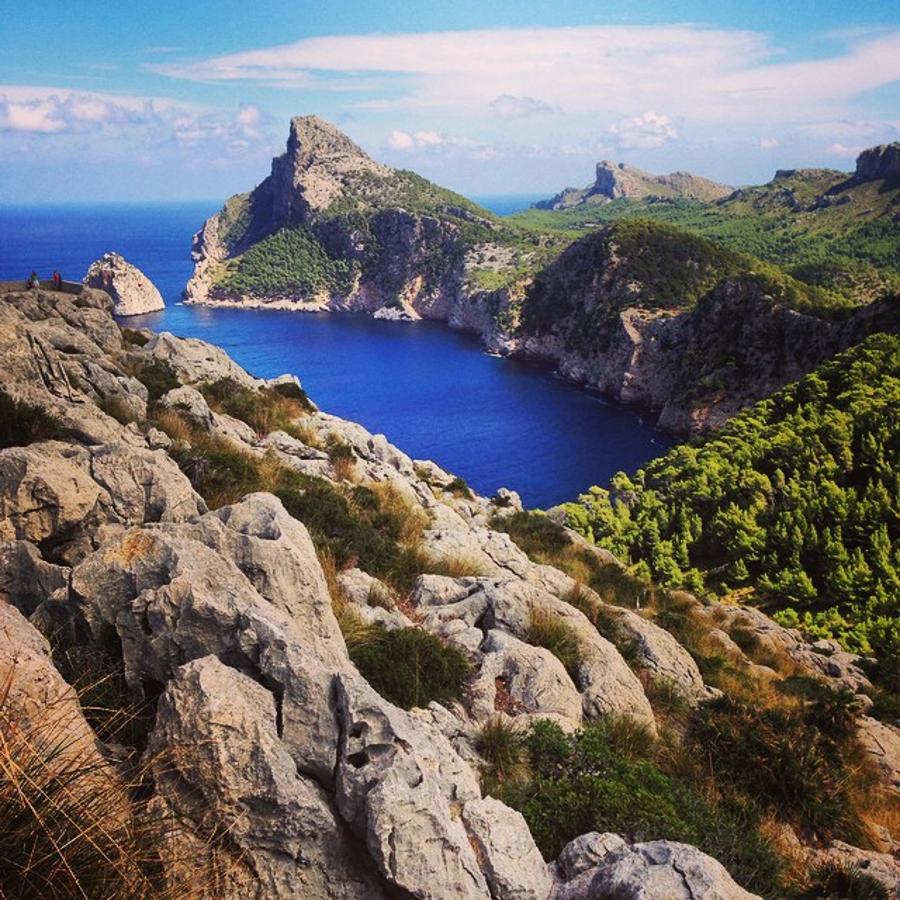 El mirador de la Creueta es una roca vertical a 232 metros sobre el nivel del mar que se alza en la península de Formentor, al noroeste de Mallorca. Sus espectaculares vistas hacia el cabo de Formentor son especialmente recomendables durante la puesta de sol. Este lugar es uno de los más frecuentados por los turistas que se acercan para contemplar el paisaje y las espectaculares vistas de la Bahía de Pollença y del mar Mediterráneo.