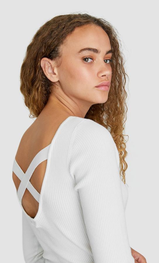 Top blanco de canalé con espalda cruzada de Stradivarius (15,99 euros).