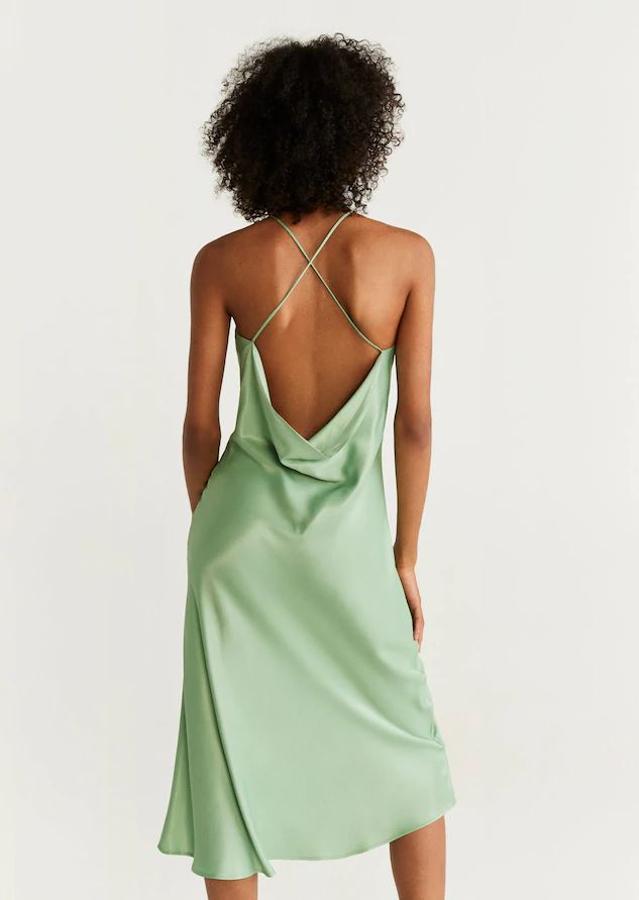 Vestido lencero de Zara en color verde y espalda cruzada (49,99 euros). También está disponible en negro.