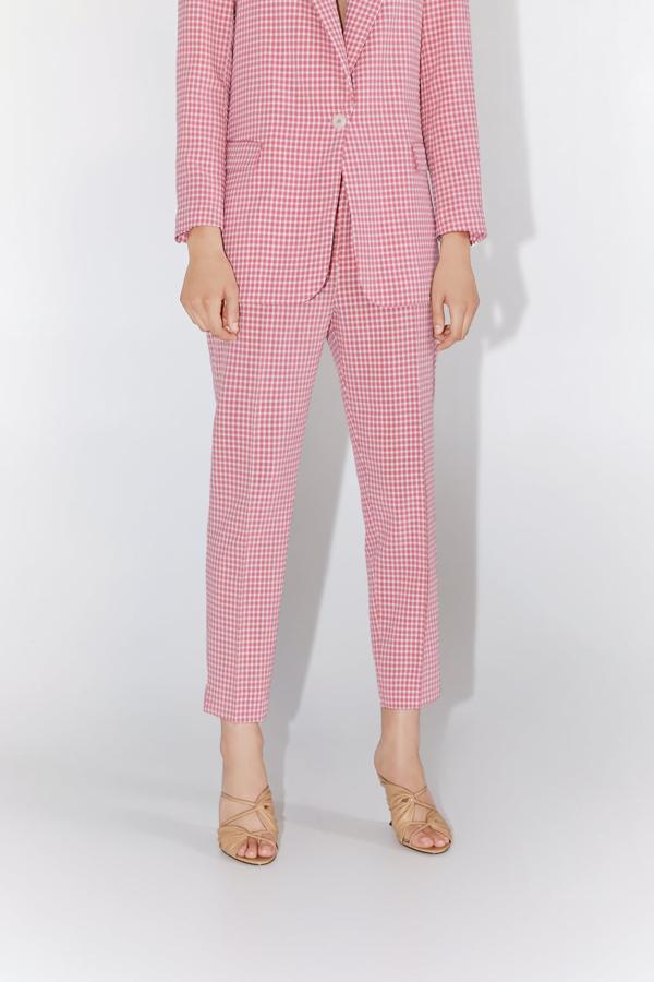 Pertenece al famoso   traje de Zara con el que nos sorprendió Carmen Calvo  hace unos meses. El pantalón ha vuelto a la carga esta temporada, así que si te lo habías perdido... De Zara, (25,95 euros).