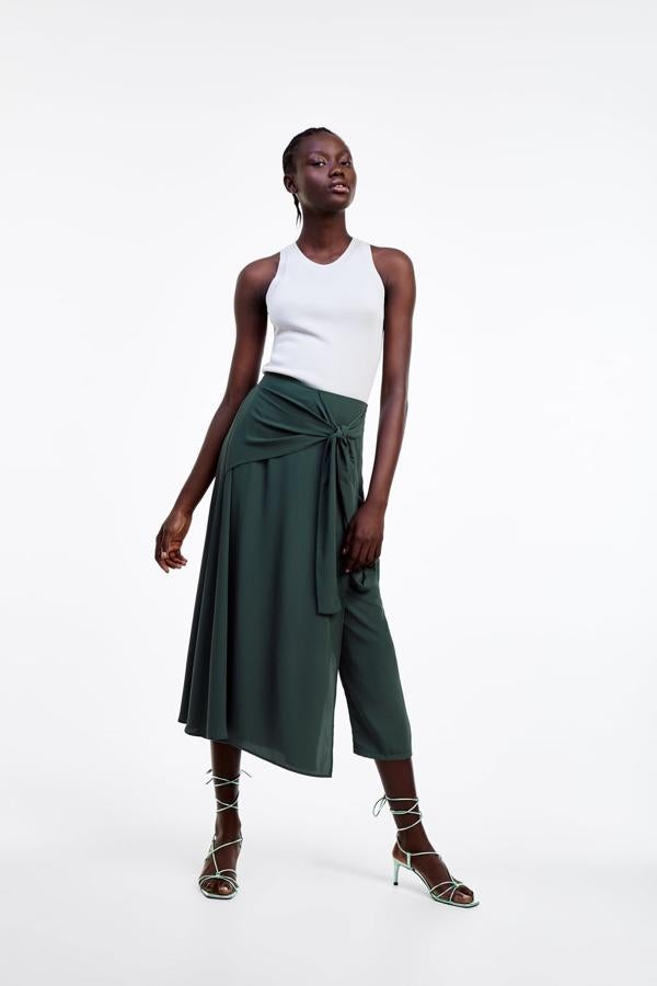 Nos declaramos (en estos momentos) fans absolutas de las faldas pantalón, sobre todo en un color tan especial como el verde. De Zara, (29,95 euros).