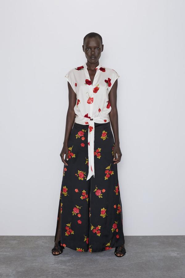 Nos hemos enamorado de este total look de flores en blanco y negro, pero sobre todo del pantalón. De Zara, (29,95).