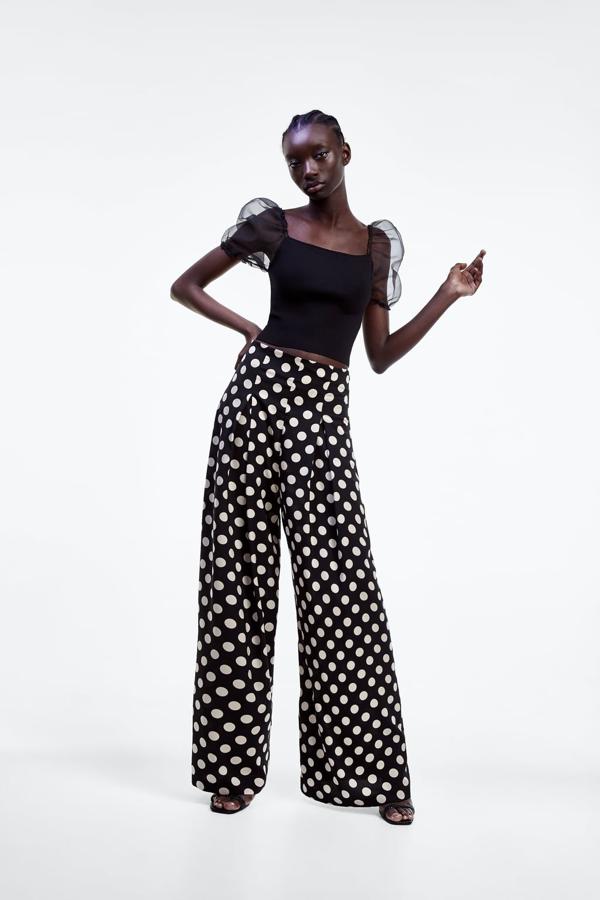 El polkadot no se muere este invierno, se reinventa, sobre todo el pantalones de pata elefante. De Zara, (39,95 euros).