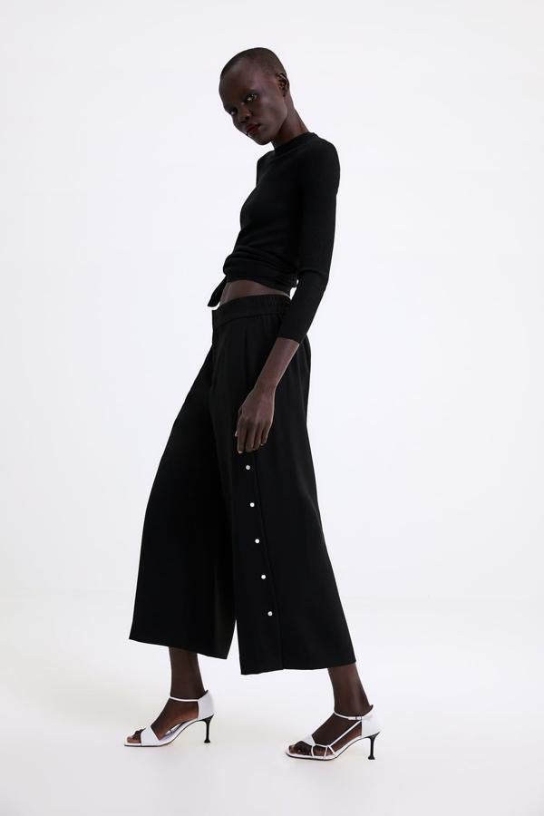 Nunca te puedes equivocar con un palazzo negro por encima de los tobillos, nunca. Siempre es un acierto. De Zara, (29,95 euros).