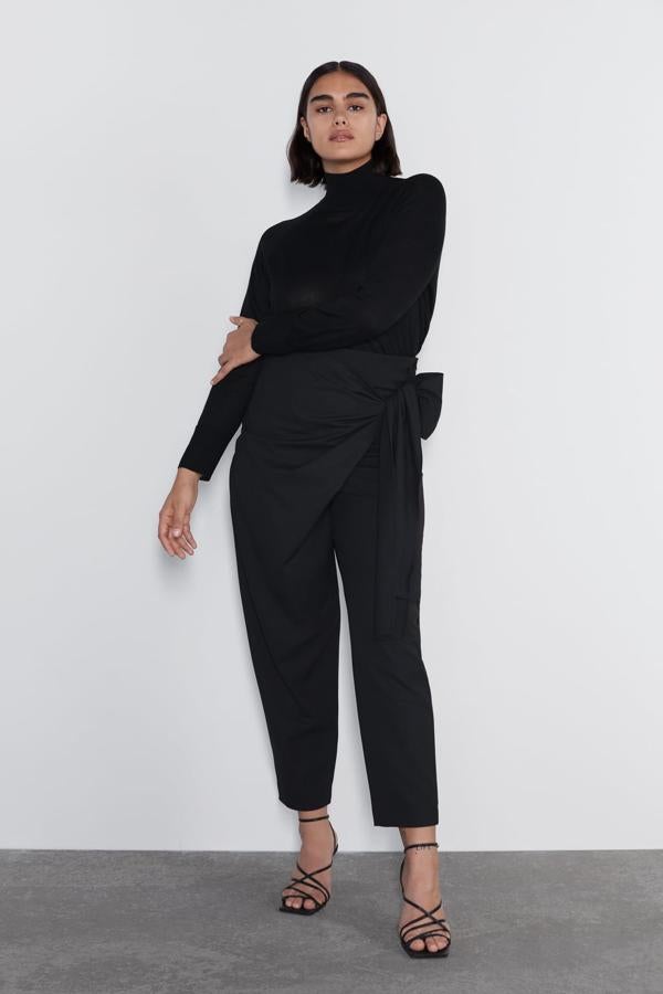 Básico, pero con el toque original que le aporta la lazada, es uno de nuestros favoritos para la nueva temporada. De Zara, (39,95 euros).