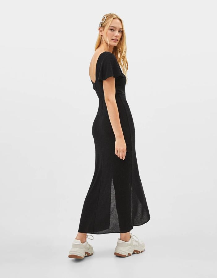 Maxi vestido de hilo metalizado con escote a la espalda de Bershka (35.99 euros).