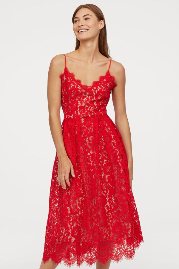 Vestido midi de encaje en color rojo de H&M (69,99 euros).