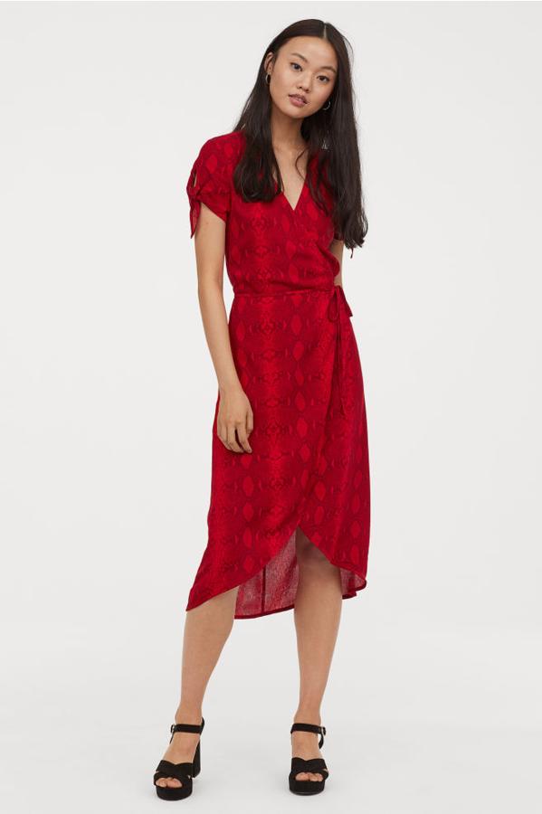Vestido rojo con estampado de serpiente y de estilo cruzado de H&M (24,99 euros).