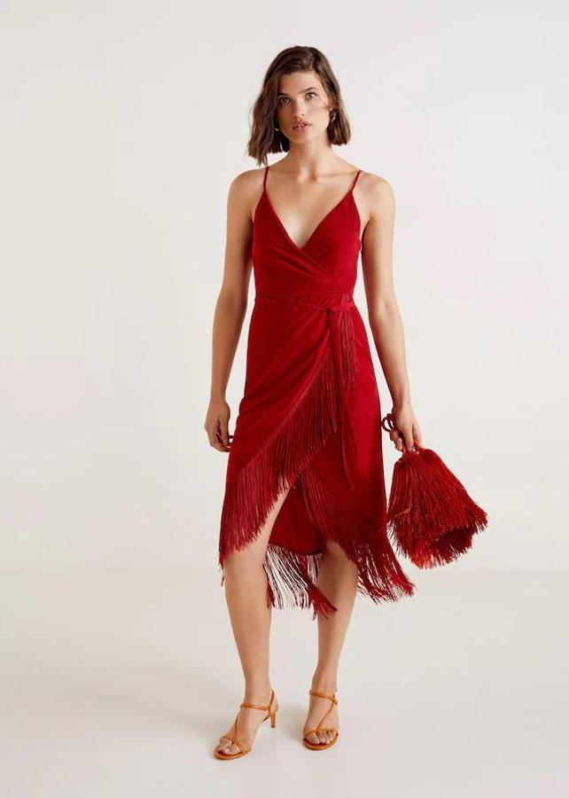Vestido de flecos de Mango en color rojo (49,99 euros).