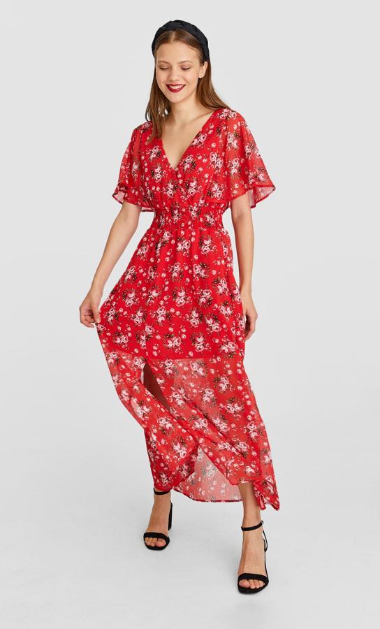 Vestido rojo de estampado de flores de Stradivarius (25,99 euros).