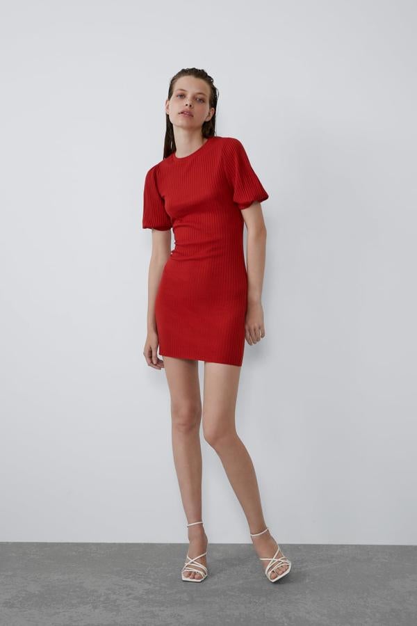 Mini vestido rojo de Zara con mangas con volumen de canalé (15,95 euros).