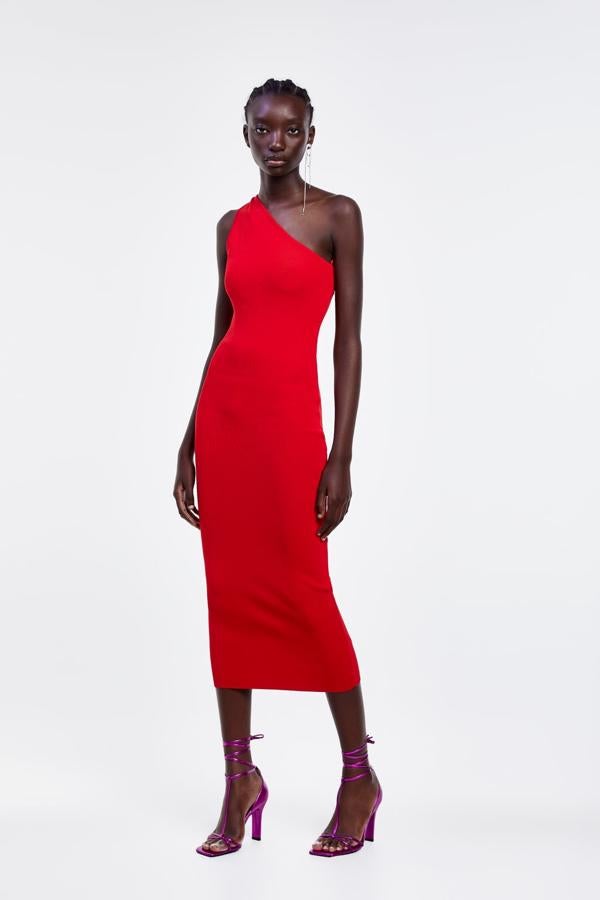 Vestido rojo de tubo con escote asimétrico de Zara (29,95 euros).