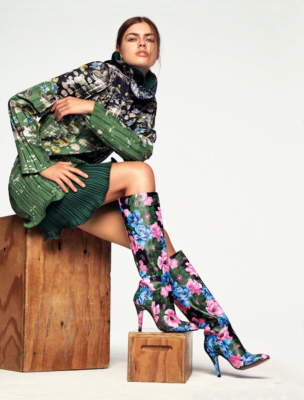 Vestido de Givenchy y botas de Essentiel Antwerp.