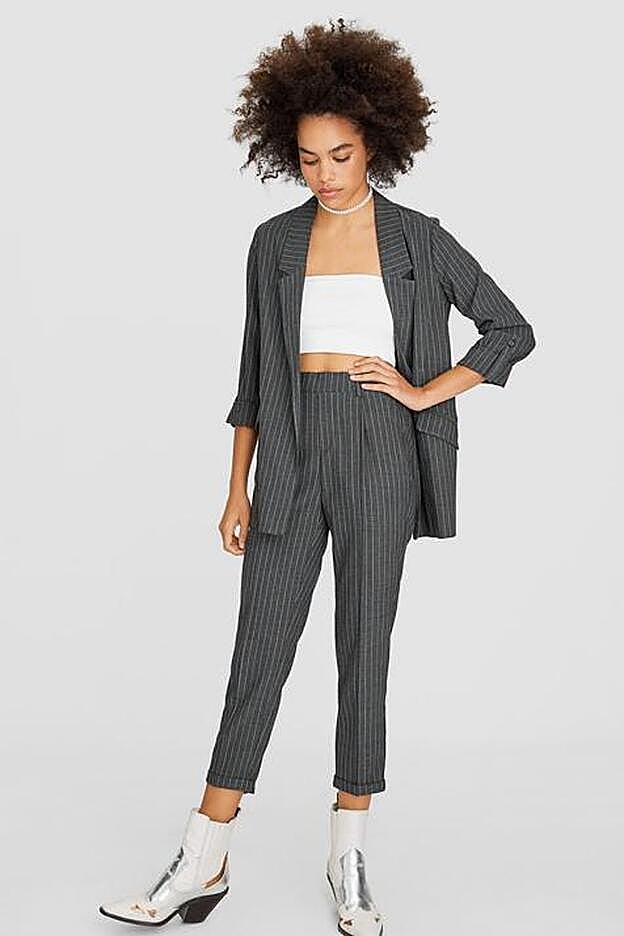 Traje gris con raya diplomática blanca, de la nueva colección de Stradivarius.