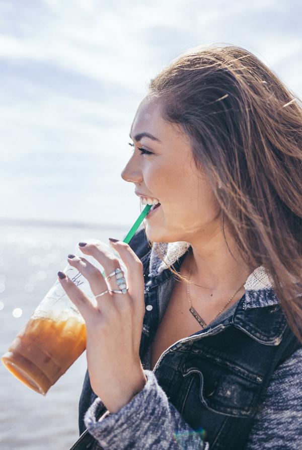 La cafeína afecta a nuestro metabolismo. Acelera el ritmo en el que trabaja nuestro cuerpo, ya que tiene influencia en nuestro sistema nervioso. Eso puede hacer que aumente el consumo de calorías. El beber ayuda a engañar al cerebro y lanza un mensaje de saciedad.