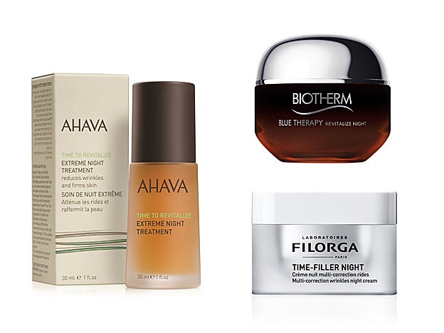 Extreme Night Treatment de Ahava (74 €). Blue Therapy Amber Algae Revitalize Night de Biotherm (96 €). Time Filler-Night de Filorga (65,50 €).