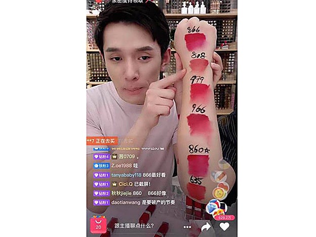 Captura de la cuenta de Instagram de Austin Li, donde habla positivamente de los diferentes labiales de la colección de otoño de Dior.