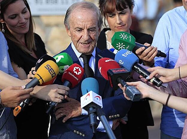 José María García atiende a los medios en la capilla ardiente de Blanca Fernández Ochoa.