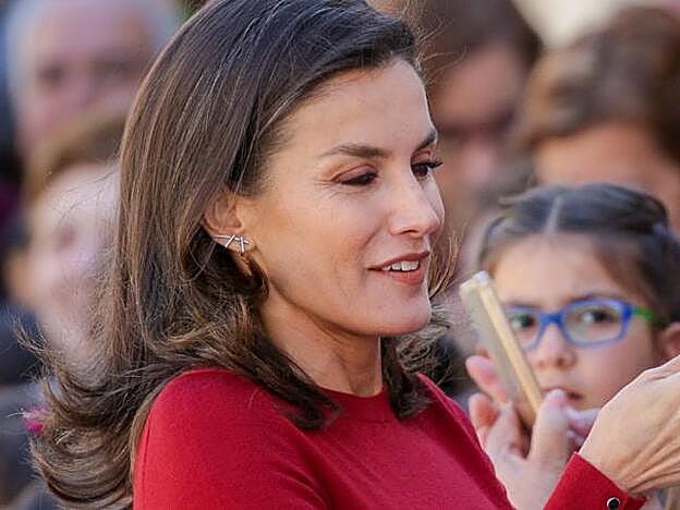 Este modelo de pendientes se lo hemos visto a la Reina Letizia en varias ocasiones, como en su visita a Soria.