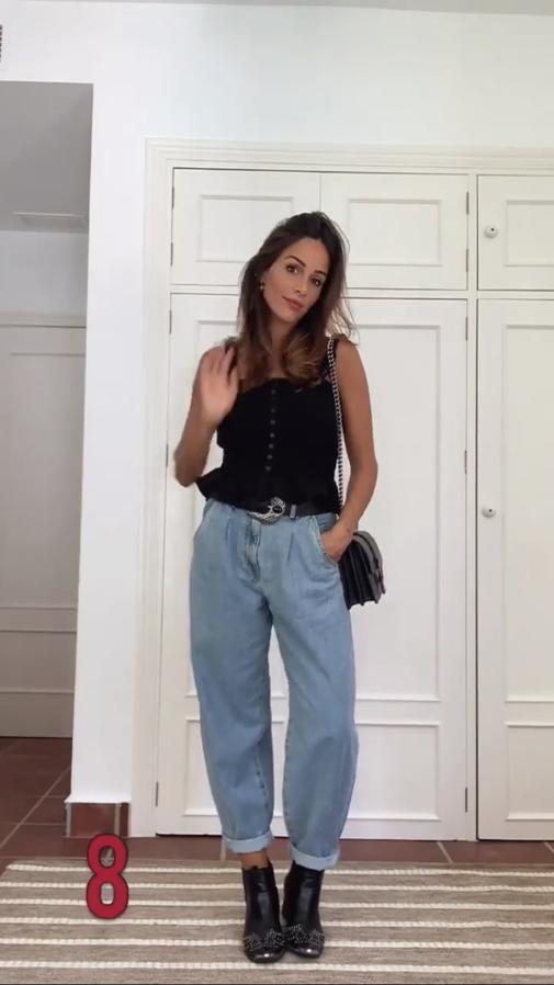 Rocío Osorno ha demostrado que los slouchy jeans se pueden combinar hasta con unos botines cowboy, look al que añadió un top negro.