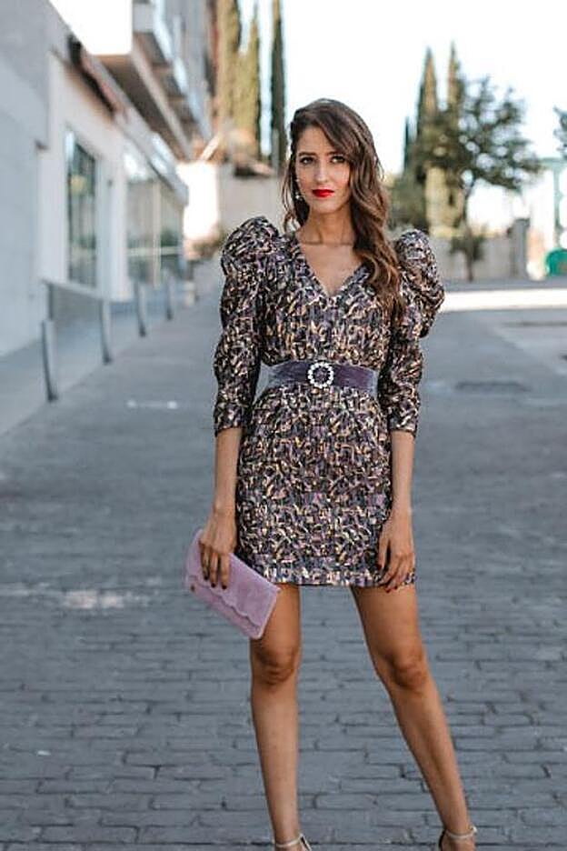 Vestido brocado en seda/grafito con hilos dorados y mangas abullonadas, 499 euros.