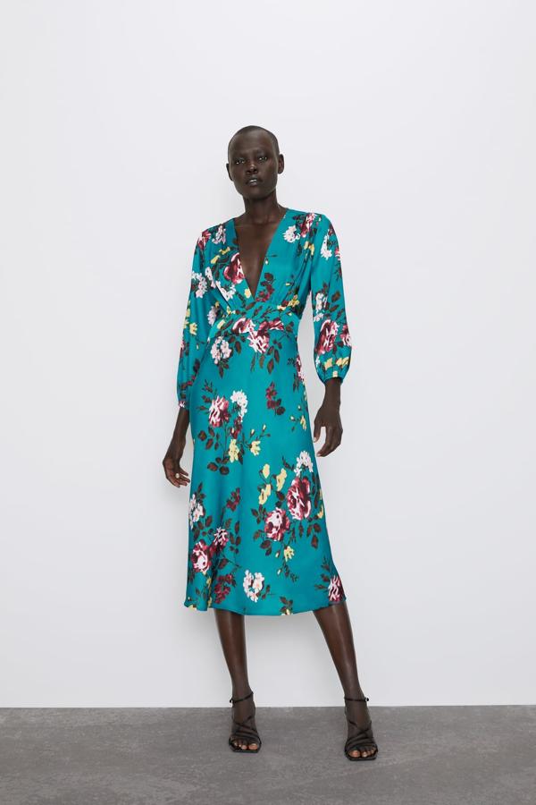 Eres una fan del estampado floral, de eso no hay duda. Y por eso, no te resignas a decirle adiós, ni aunque sea para una boda de invierno. Este diseño con cuello pico y manga te permite alargar la temporada floral un poquito más. De Zara, (39,95 euros).