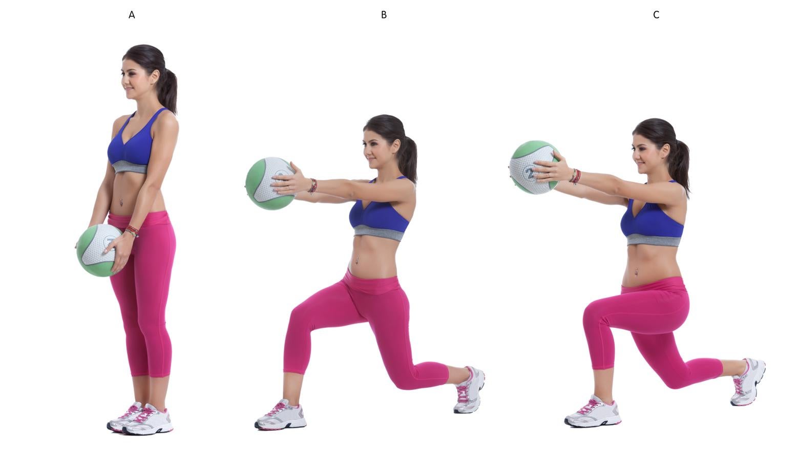 Con una pelota medicinal pequeña. Extiende tus manos y realiza una zancada hacia atrás, repite con la otra pierna.
