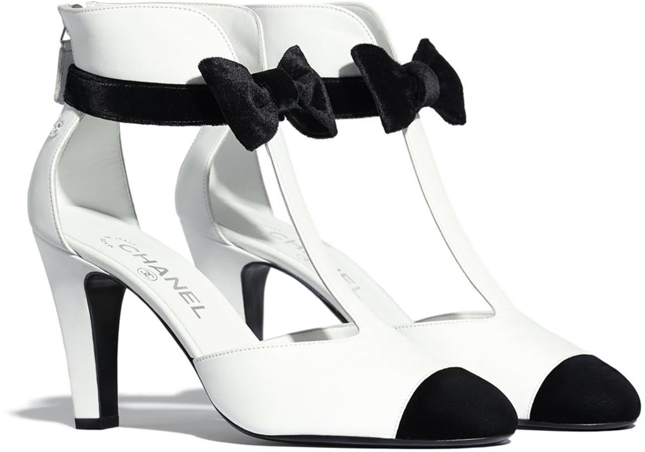 Atrevidas y de inspiración vintage, estos 't shoes' abotinados de Chanel nos han conquistado con su combinación en blanco y negro, su icónica puntera en contraste y su detalle de lazo de terciopelo (850 euros).