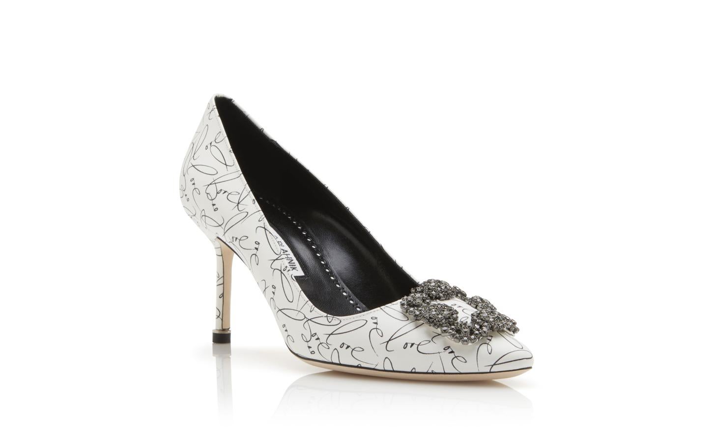 La versión más romántica para novias de los Hangasi de Manolo Blahnik son este modelo Edición Limitada con la palabra 'love' (amor) estampada.