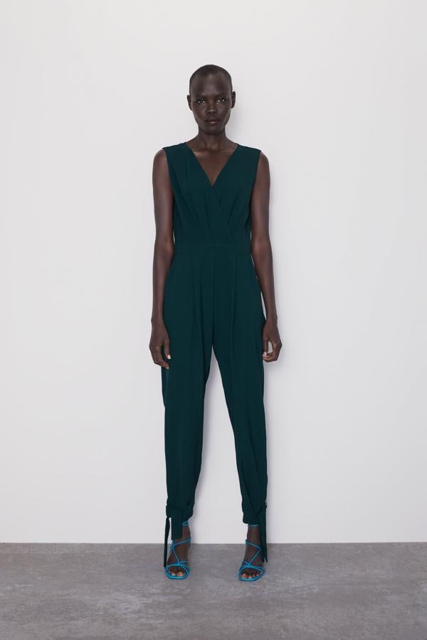 Con una blazer y unos botines, este mono de Zara en verde musgo se convertirá en el protagonista de tus mejores looks 'working girl'. Con un tocado o un pamelón, unas sandalias de tacón y un clutch joya, dará forma a un look de invitada de boda perfecto. En los Special Prices pasa de 39.95 a 19.99 euros.