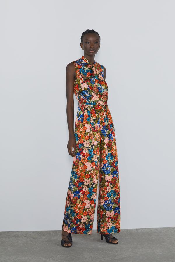 Este mono con estampado floral multicolor, pantalón palazzo y escote redondo rematado con lazo será un aliado de estilo perfecto para tus eventos más especiales del entretiempo... y del otoño. En los Special Prices de Zara pasa de 39.95 a 19.99 euros.