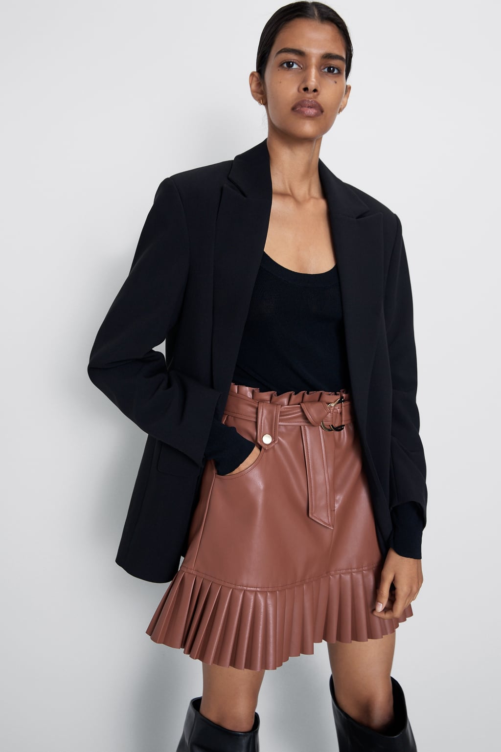 La falda de Rocío Osorno cuesta 25,95 euros pero está práctimcante agotada en la web. Ficha el resto de prendas igual de bonitas y baratas de Zara.