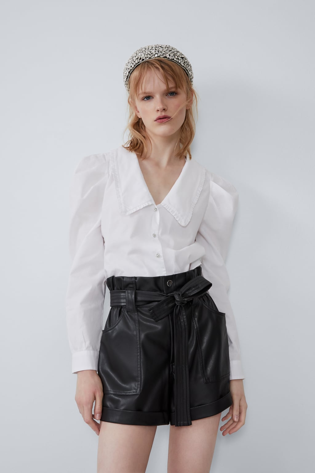 Bermudas negras efecto piel con cinturón. Con camisa quedan perfectas. (22,95 euros).
