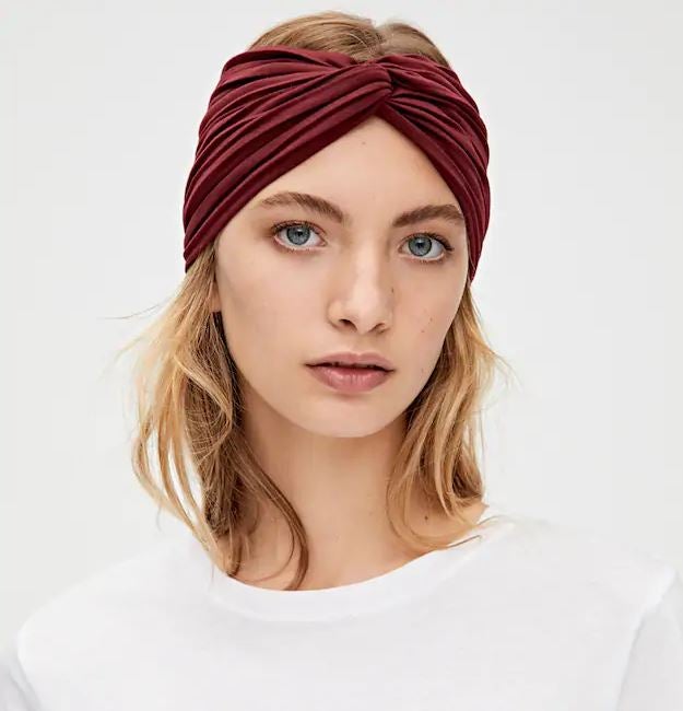 Cinta plisada en tono burdeos de Pull&Bear. (4,99 euros).