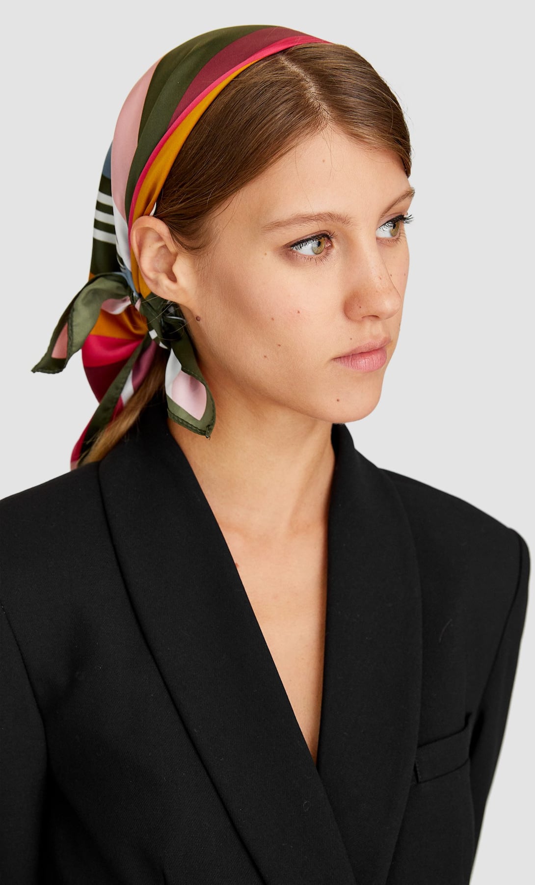 Los pañuelos siguen siendo una buena opción para recoger la melena. Ficha esta bandana de Stradivarius y juega con sus multiposiciones. (5,99 euros).