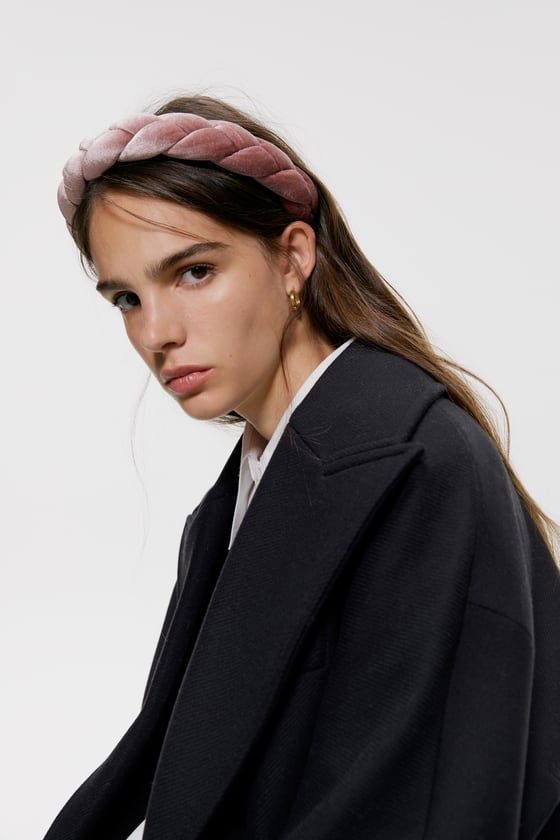 Diadema trenzada de terciopelo en rosa empolvado de Zara. (12,95 euros).