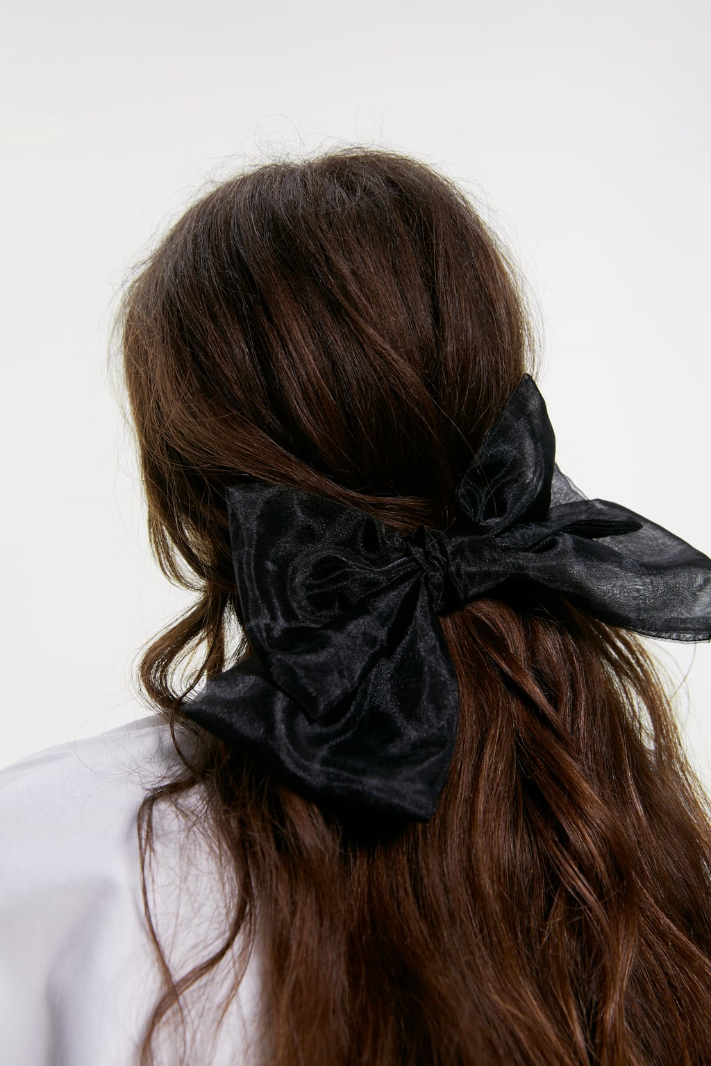 Pinza con lazo XXL de organza. En Zara por 9,95 euros.